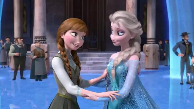 Les costumes de début et de fin d'Anna dans La reine des neiges