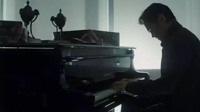 The Yamaha grand piano of Douglas Quaid / Carl Hauser (Colin Farrell) in Total Recall : programmed memory