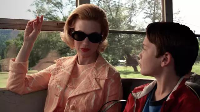 Les lunettes de soleil portées par Betty Francis (January Jones) dans Mad Men (S07E03)