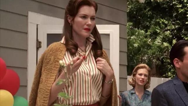 La chemise écru rayée rouge et bleu portée par Helen Bishop (Darby Stanchfield) dans Mad Men (S01E03)