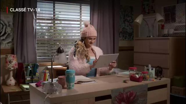 Foulard noir pour cheveux de Paige (Jenna Boyd) dans Atypical (S03E06)