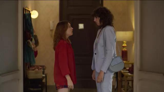 Le blazer bleu ciel porté par Lola (Silma López) dans Valeria (S01E07)