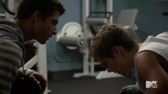 Le sweat rayé gris de Scott McGall (Tyler Posey) dans Teen Wolf S04E11