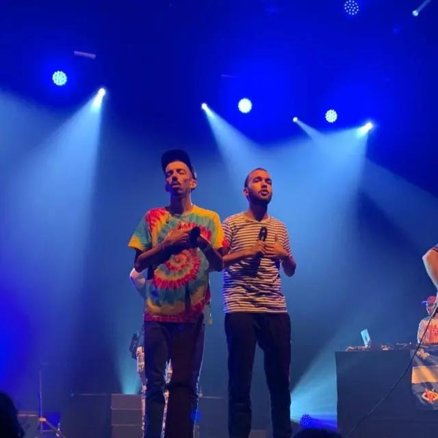 The striped t-shirt Only & Sons brought in concert by Oli Ordonez on the account Instagram of @bigfloetoli.photosconcerts 