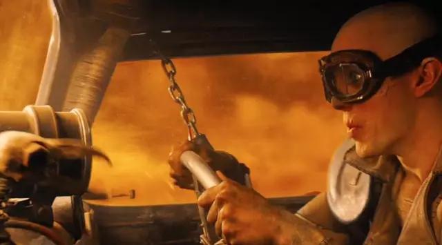 Crâne d'oiseau sur ressort dans la voiture de Nux (Nicholas Hoult) dans Mad Max Fury Road