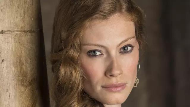 Earrings worn by Aslaug (Alyssa Sutherland) in Vikings season 4