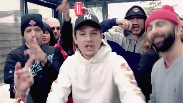 The black cap of the New York Yankees carried by Nekfeu in his clip We'll See