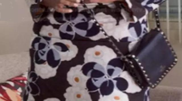 the shoulder bag of Mindy Lahiri (Mindy Kaling) in The Mindy Project