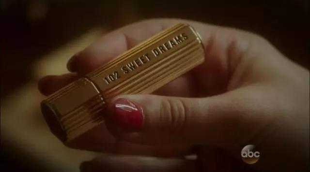 The lipstick Sweet Dreams of Peggy Carter (Hayley Atwell) in the Agent Carter S01E01