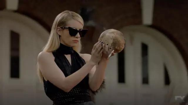 Les lunettes de soleil oversize portées par Madison Montgomery (Emma Roberts) dans American Horror Story S08E06