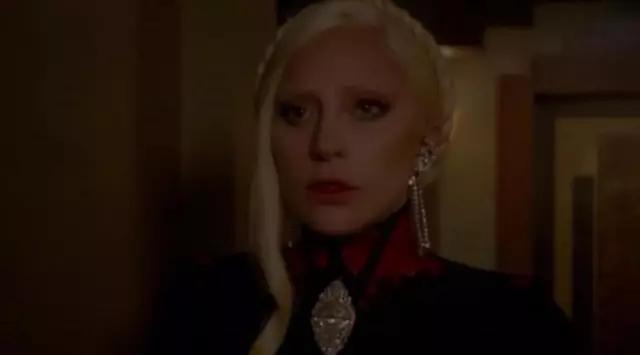 Le collier victorien de La Comtesse (Lady Gaga) dans American Horror Story : Hotel