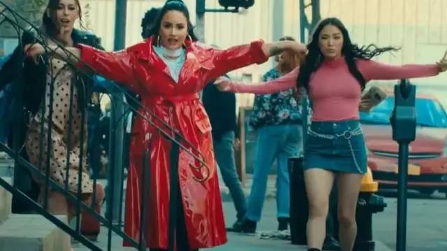 Red Trench porté par Demi Lovato dans sa je M'Aime de la Musique de la vidéo