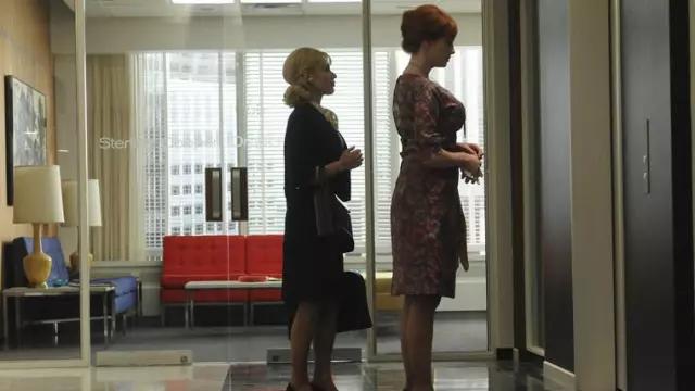 Le canapé 2 places Florence Knoll rouge dans la réception de l'agence Sterling dans Mad Men S04E09