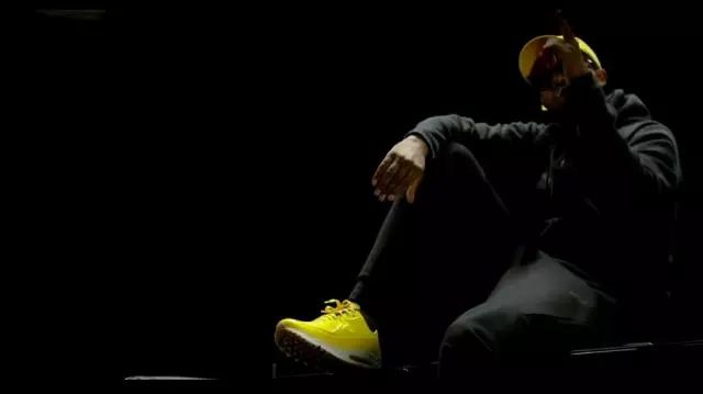 Sneakers Nike Air Max 90 Varsity Maize yellow Lefa in her video clip Bi Chwiya