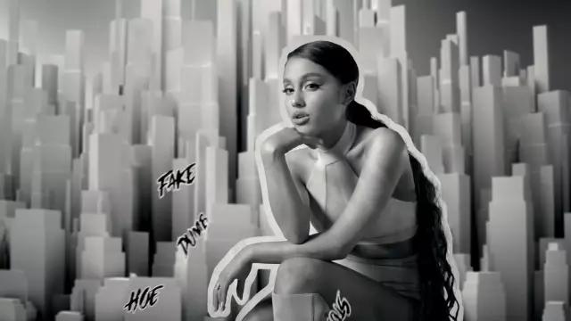 Le crop top blanc de Ariana Grande dans le clip "God is a woman"